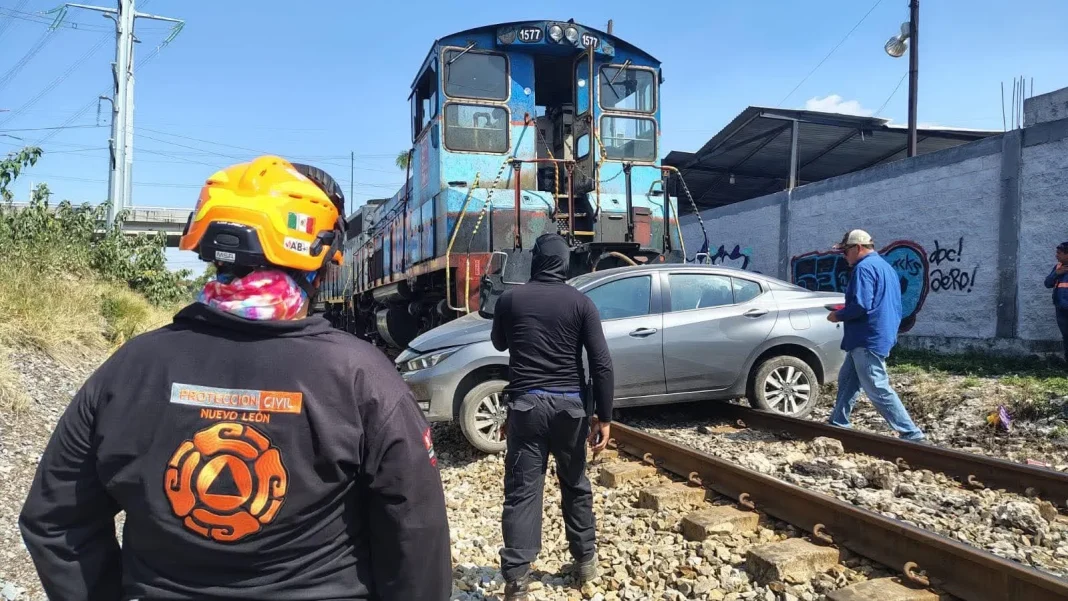 tren-embiste-automovil-en-san-nicolas Unidades de emergencia abordan el cruce ferroviario donde un tren embiste automóvil particular.