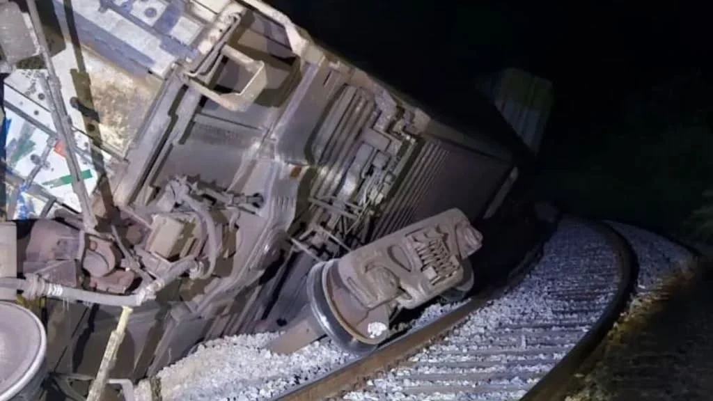 tren-interoceanico-se-descarrila-oaxaca Personal de la Marina trabaja en la zona donde el Tren Interoceánico se descarrila de nueva cuenta en Oaxaca.