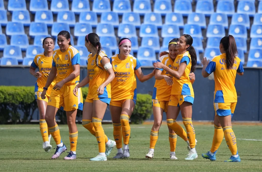 triunfo-de-tigres-femenil-pretemporada Jugadoras de Tigres Femenil celebran una anotación en el Estadio Universitario durante el juego de pretemporada.