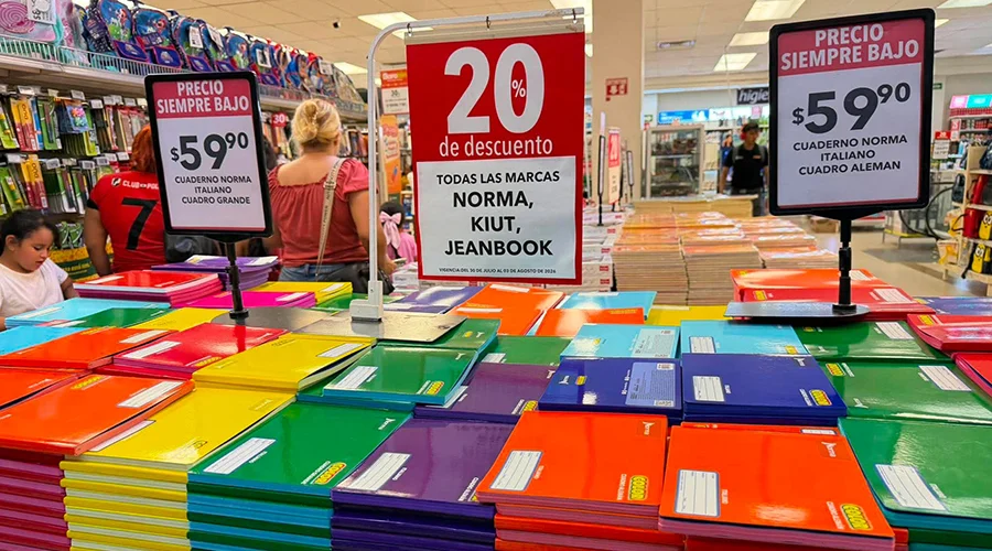 utiles-escolares-en-reynosa-compras Familias realizan la compra de útiles escolares en Reynosa.
