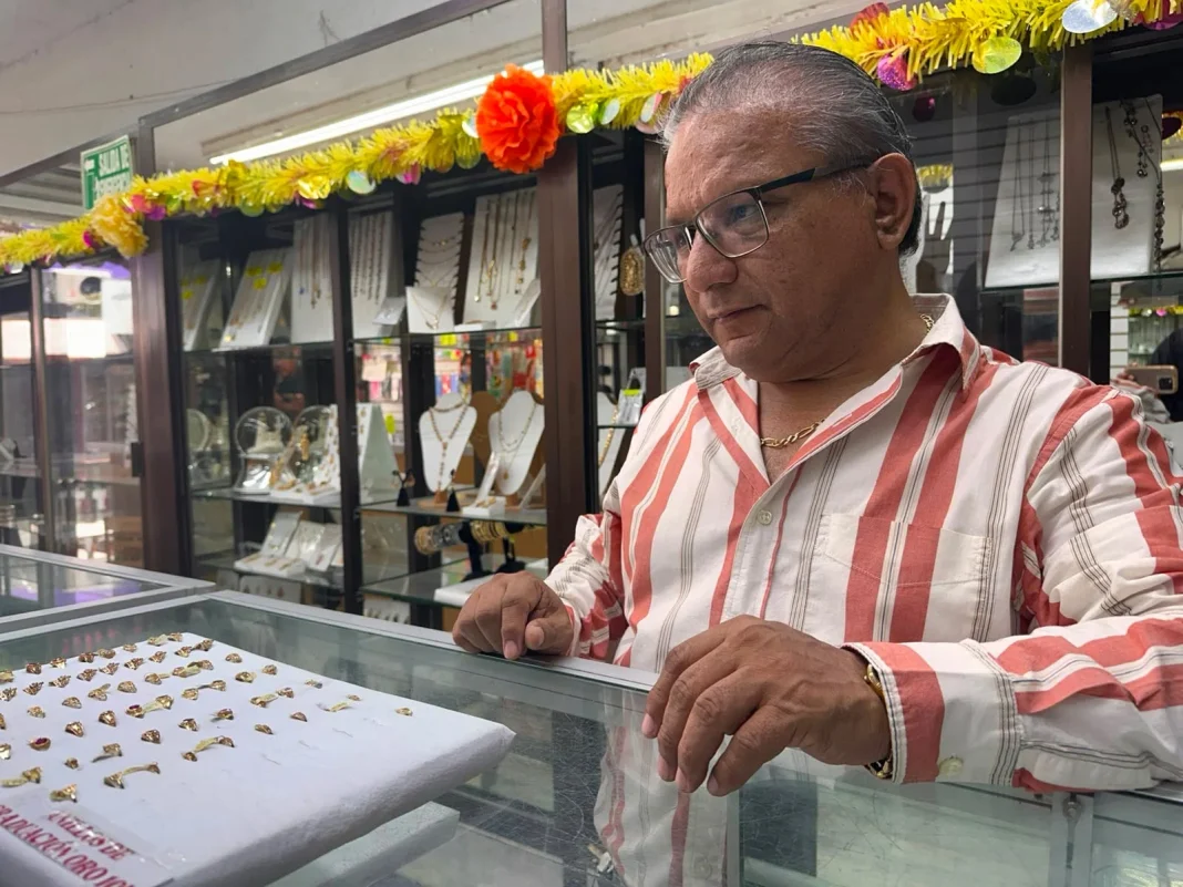 ventas-en-la-temporada-de-graduaciones Familias realizan compras de joyería y ropa durante la temporada de graduaciones en la zona centro de Reynosa.