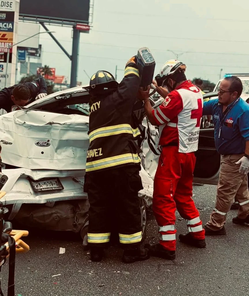 Conductor termina prensado tras choque en Monterrey 1 759298571 1357409215939433 1319624287872559935 n