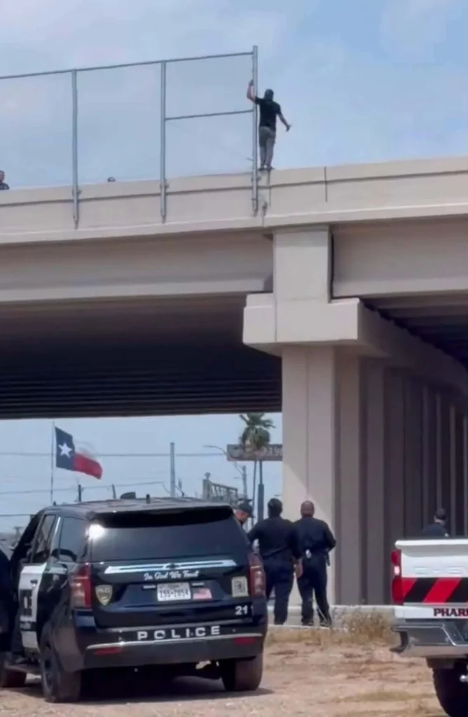 Rescatan a hombre tras intentar suicidarse en el Expressway 2 762205335 2266626120543408 8897918879840121072 n