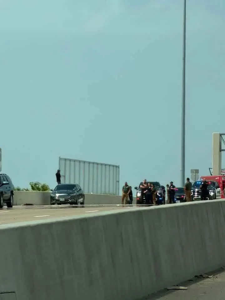 Rescatan a hombre tras intentar suicidarse en el Expressway 1 762623551 1595988968813783 4658775633113673865 n