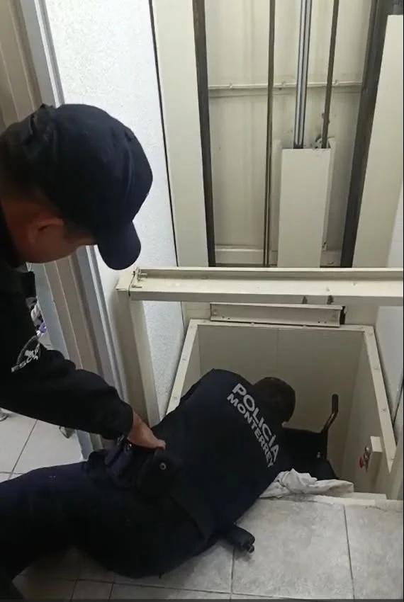 Policía de Monterrey rescatan a mujer de la tercera edad atrapada en elevador 1 762997945 1594844192161619 4293153866875117924 n