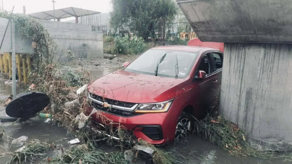 Rescatan a personas atrapadas por crecida de agua en Monterrey 1 763102566 1573956084171203 6072177633250765161 n