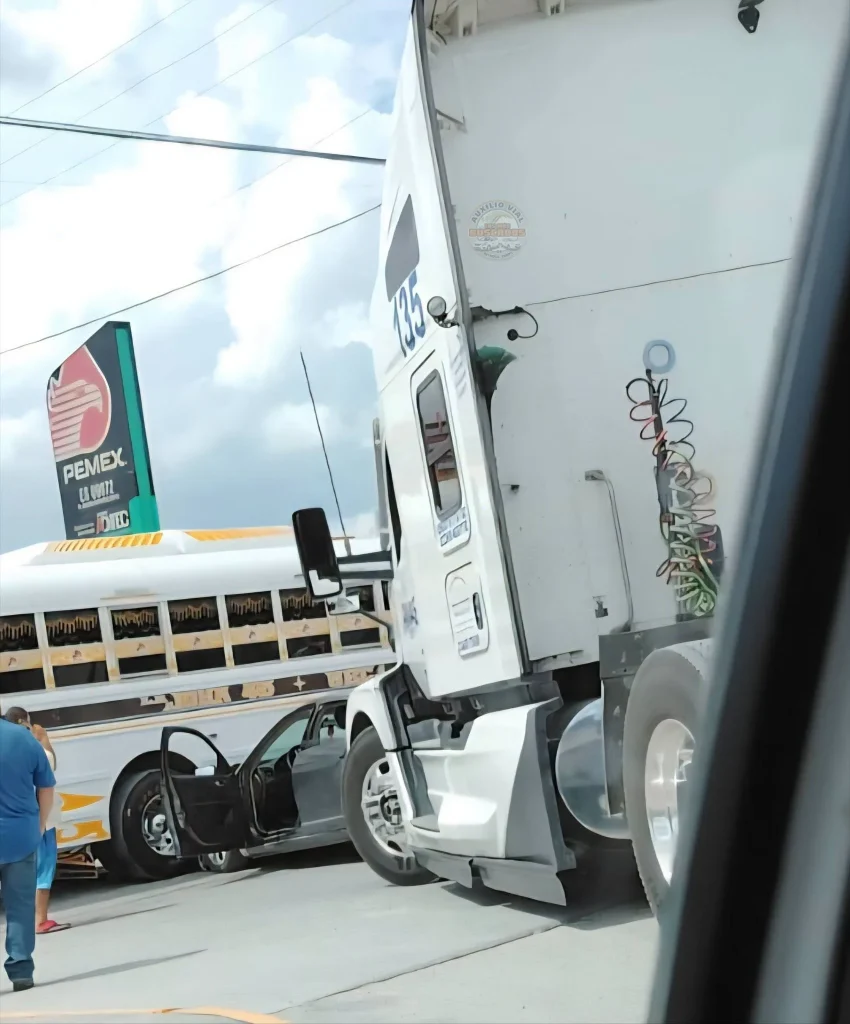 Choque entre automóvil y tráiler afecta circulación en Villa Diamante 1 768370680 1592293745839820 1994400352964834583 n