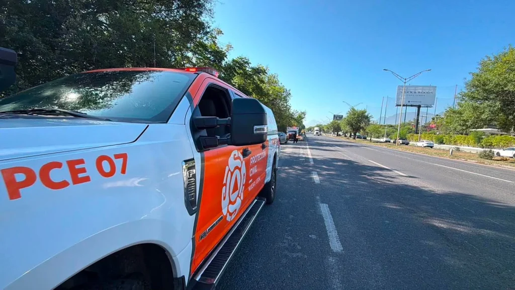 Cae camioneta de puente en la Carretera Nacional (VIDEO) 1 773799971 1499718561840626 6897754824446481887 n