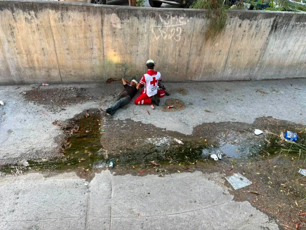 Hombre cae tres metros a un canalón en Monterrey 1 775213120 1529581161798357 613852056353371103 n