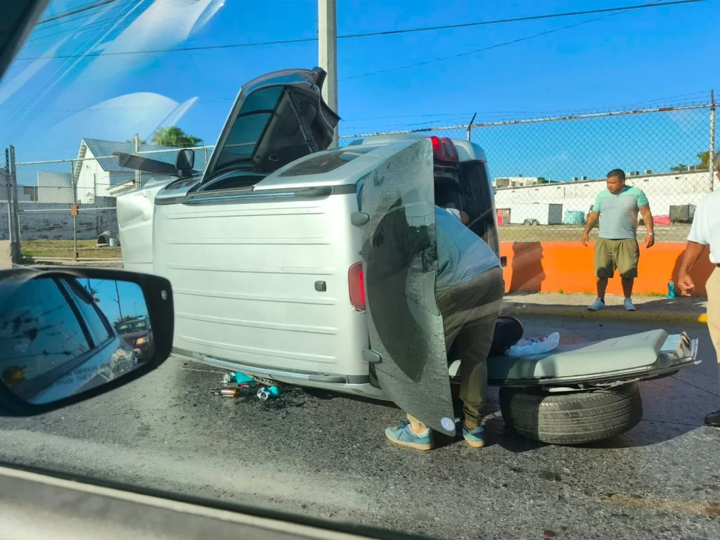 Atienden volcadura en cruce de Praxedis Balboa y bulevar Hidalgo en Reynosa 1 775374428 1071002858734116 2782722890040076293 n