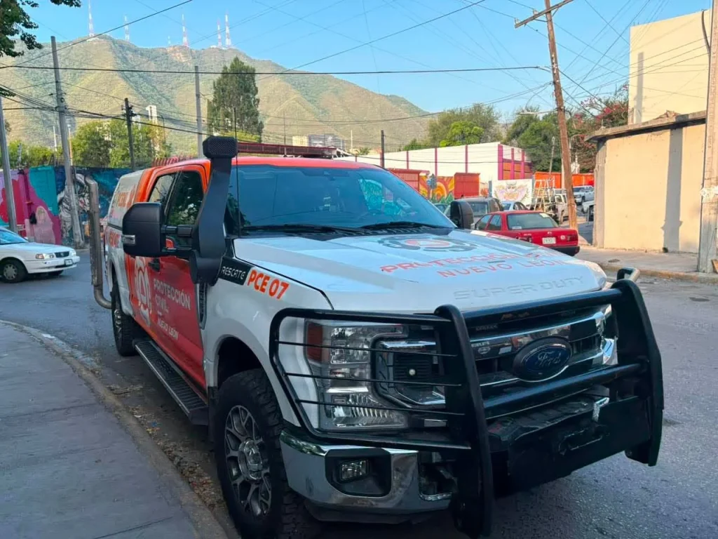 Hombre cae tres metros a un canalón en Monterrey 3 775685670 1059727593126974 3654569874958542362 n