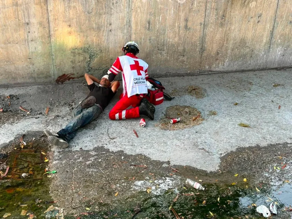 Hombre cae tres metros a un canalón en Monterrey 2 776627291 2257715365078421 8918765089520600761 n