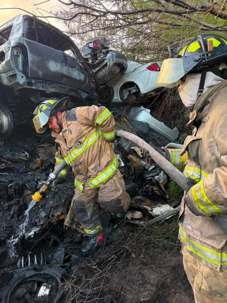 Controlan incendio en corralón tras 11 horas de combate; consumió más de 200 vehículos 2 778850261 2233511833857004 1757360274568935516 n