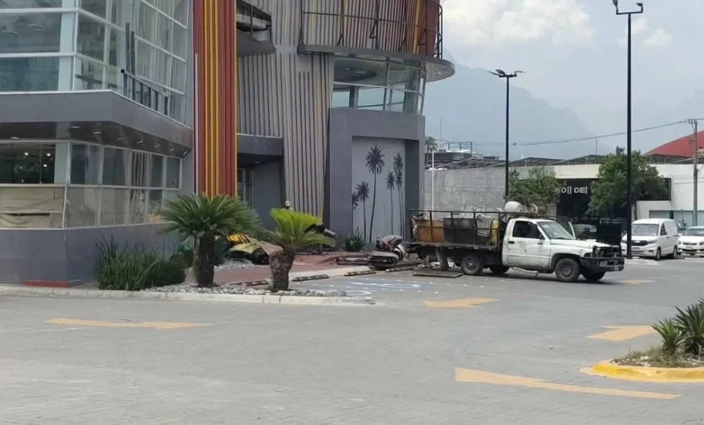 Inicia demolición de Carl's Jr e IHOP en San Pedro Garza García 1 778868048 1600599381690473 1631292635938283888 n