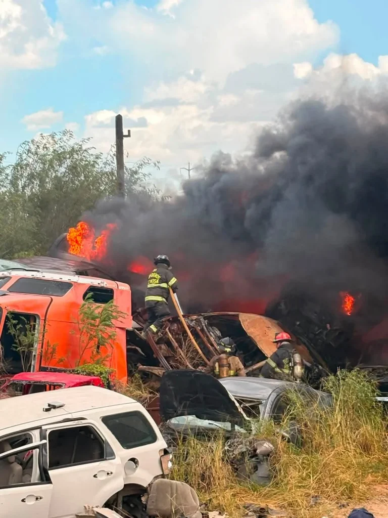 Controlan incendio en corralón tras 11 horas de combate; consumió más de 200 vehículos 1 780086531 1720904792492228 7322854052459930079 n