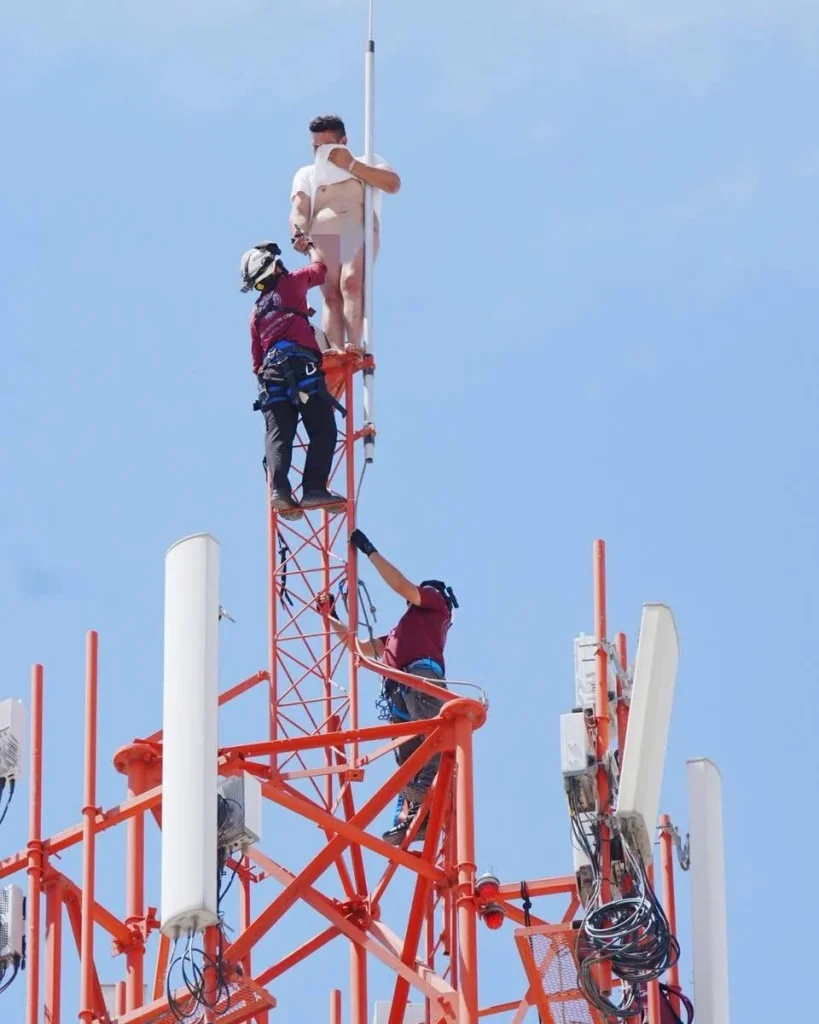 Se une Alcalde de García a operativo para bajar hombre de antena 1 782876122 1818201919634654 8970554006301699703 n