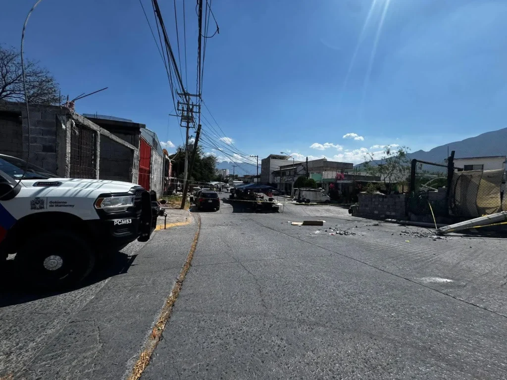 Poste cae sobre hombre en Monterrey 1 785233627 1078492751582304 4922988962923056187 n