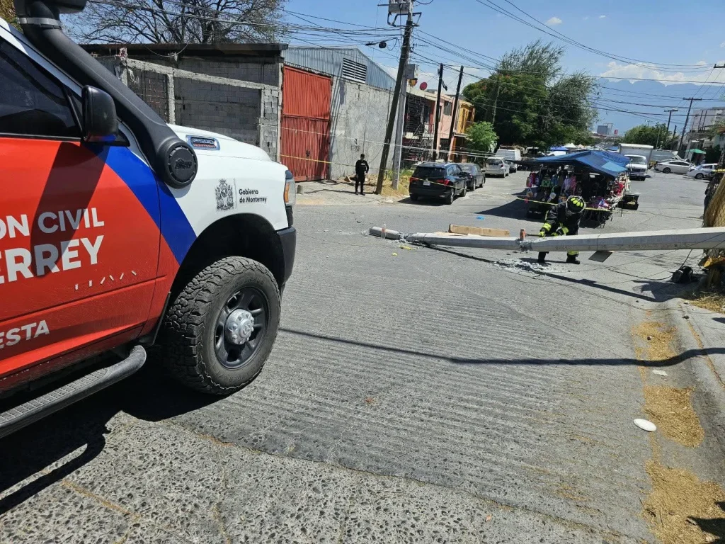 Poste cae sobre hombre en Monterrey 2 785583504 2270284627072465 5068509755593527919 n
