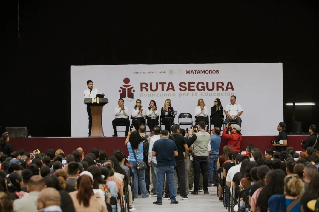 Beto Granados entrega apoyos del programa Ruta Segura, Avanzando por la Educación