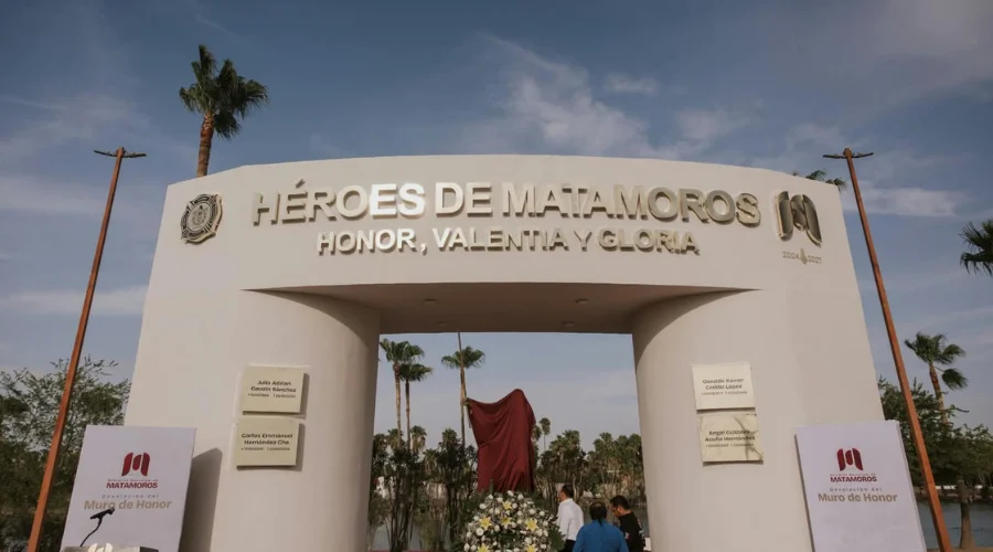 Beto Granados inaugura el muro “Héroes de Matamoros” y devela monumento en honor al Heroico Cuerpo de Bomberos