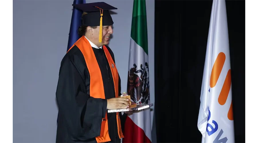 Vero reaparece con tanque de oxígeno; Cristian Castro termina la prepa 1 CRISTIAN CASTRO 89s