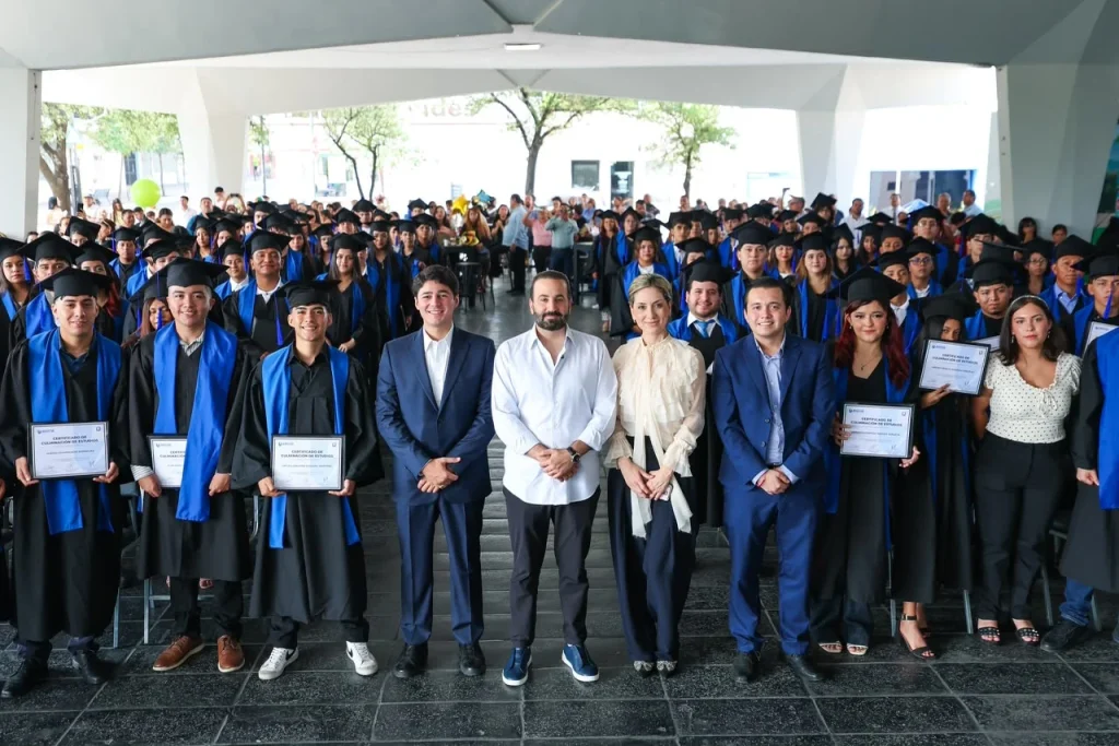 Impulsa San Pedro a jóvenes a continuar sus estudios con el programa "Futuros en Marcha" 1 EGRESADOS 2bb