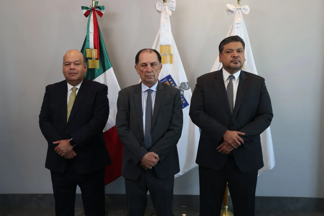 El Fiscal estatal Javier Flores Al centro el Fiscal estatal Javier Flores.