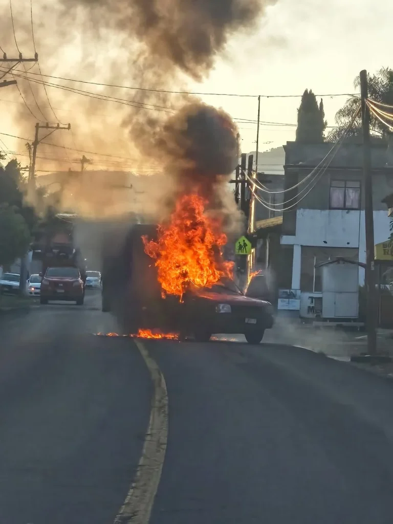Reportan bloqueos y quema de vehículos en Michoacán 1 HQF0wMDXkAA3JVh