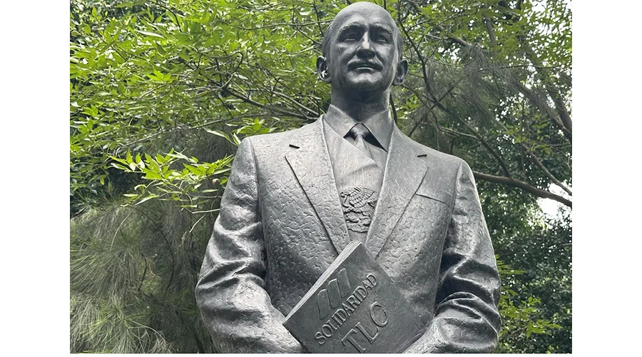 Aún no se repone estatua caída del ex Presidente Felipe Calderón (VIDEO) 2 SALINAS DE GORTARI 23