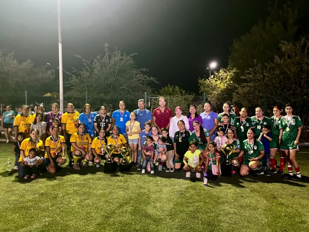 Verónica Aguirre premia a las campeonas del Torneo Municipal de Fútbol 7 Femenil 1 Veronica Aguirre premia