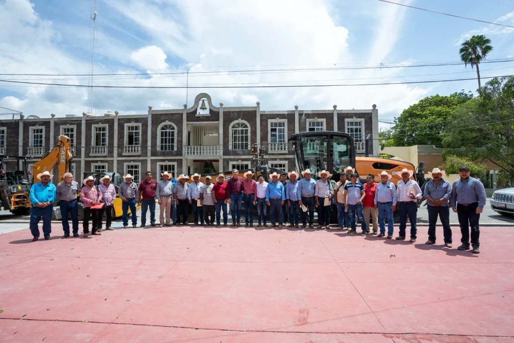 Acuerda Américo programa conjunto para rehabilitar caminos rurales de Jaumave 1 WhatsApp Image 2026 08 11 at 10.24.18 AM