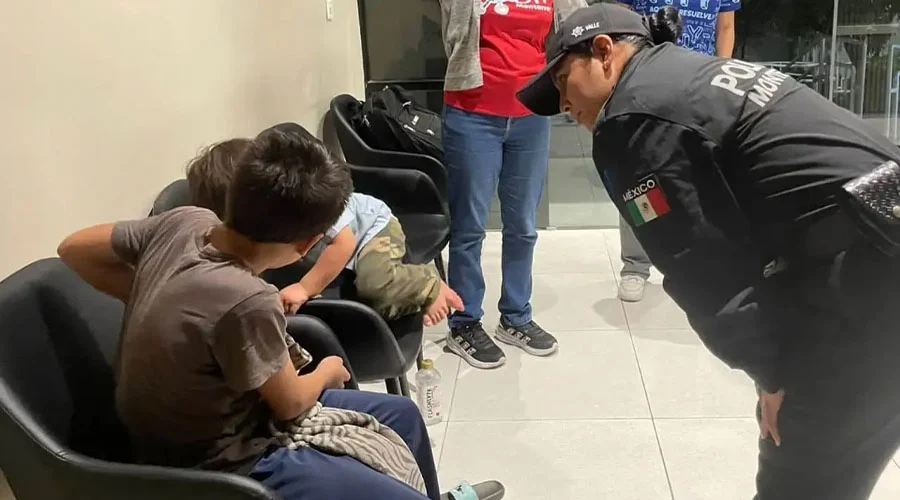 abandonan-a-dos-ninos-centro-monterrey Operativo tras el reporte donde abandonan a dos niños en un estacionamiento de Monterrey.