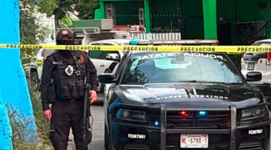 asesinan-a-hombre-en-monterrey Elementos policiacos rescordonan la zona donde asesinan a hombre tras una riña en Monterrey.