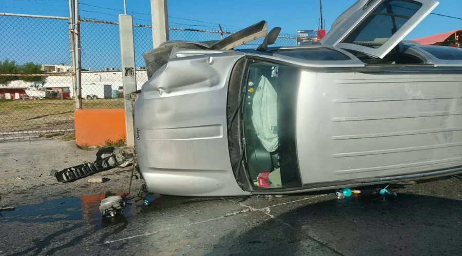 atienden-volcadura-reynosa Cuerpos de emergencia atienden volcadura de vehículo en Reynosa.