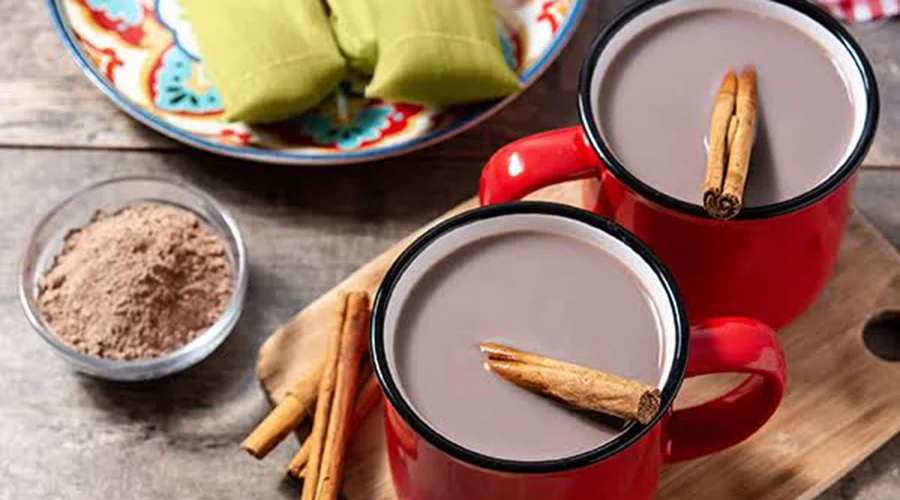 atole-de-maiz-receta Taza tradicional con atole de maíz caliente recién preparado.