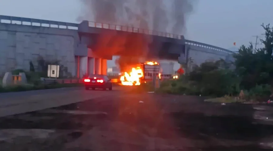 bloqueos-en-michoacan-vehiculos Vehículos incendiados tras los bloqueos en Michoacán registrados en varias carreteras.