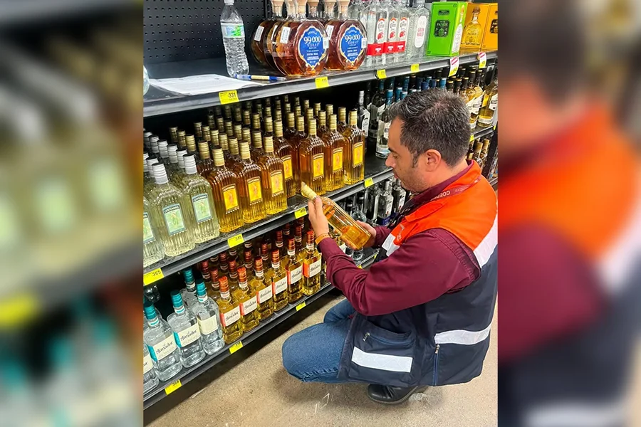 buscan-tequila-adulterado-comercios-tamaulipas Inspección de botellas de tequila adulterado en comercios de Tamaulipas