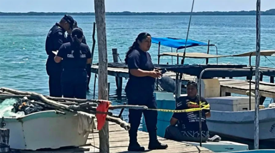 buzo-rio-lagartos Embarcación pesquera frente a la costa de Río Lagartos en Yucatán.