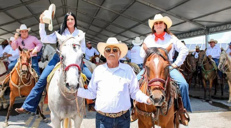 Díaz Ordaz presente en la Cabalgata de la Unidad 1 La presidenta municipal Nataly García Díaz participa en la Cabalgata de la Unidad