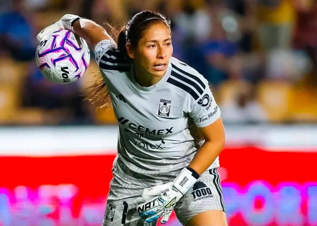 cecilia-santiago-lesion-tigres-femenil La portera Cecilia Santiago sale lesionada en el partido de Tigres Femenil