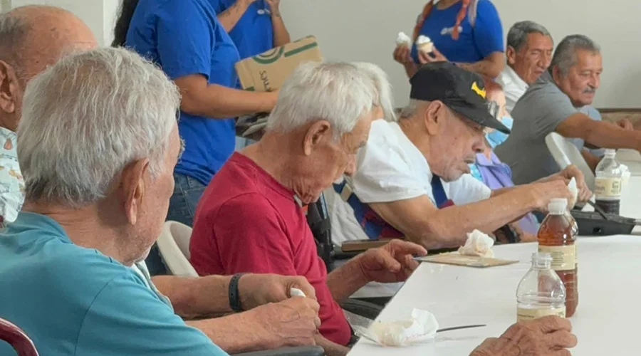 celebra-corazones-jovenes Convivencia de Cinch Connectors con adultos mayores de la casa hogar Corazones Jóvenes.