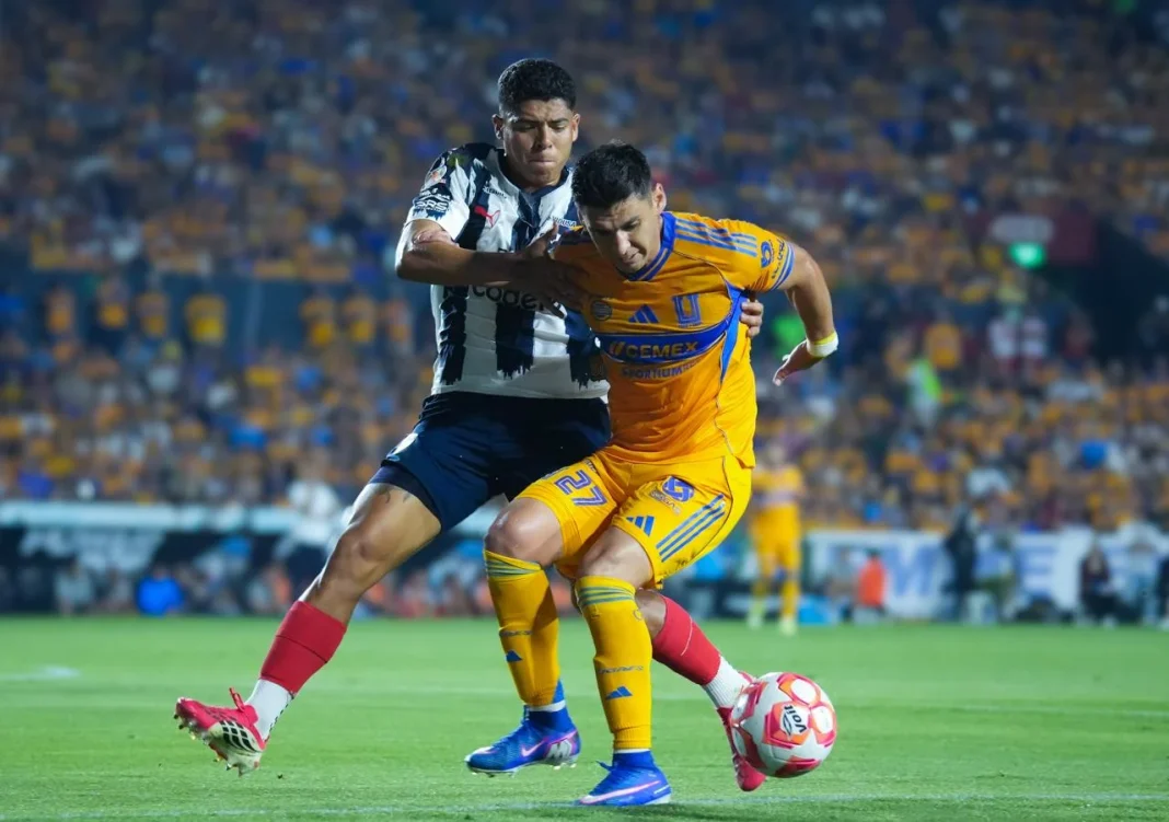 clasico-regio-143-estadio-bbva Jugadores de Rayados y Tigres disputando el Clásico Regio 143 en el Estadio BBVA.