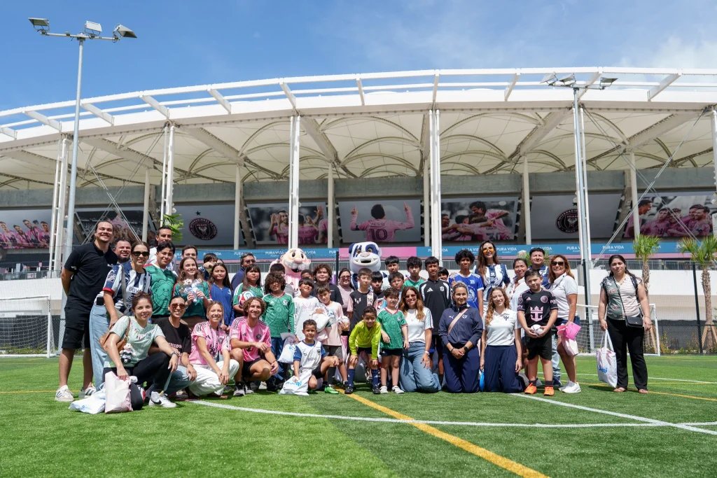 Club de Futbol Monterrey impacta su marca en Estados Unidos 1 Integrantes del Club de Futbol Monterrey en convivencia social en Estados Unidos.