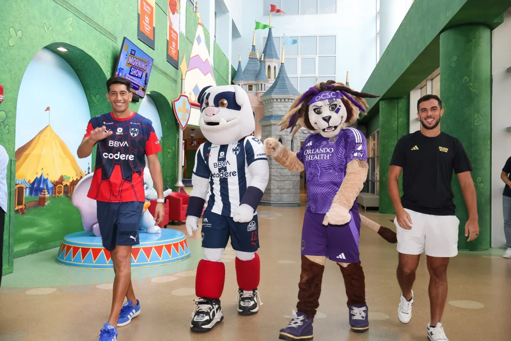 Club de Futbol Monterrey impacta su marca en Estados Unidos 2 Integrantes del Club de Futbol Monterrey en convivencia social en Estados Unidos.