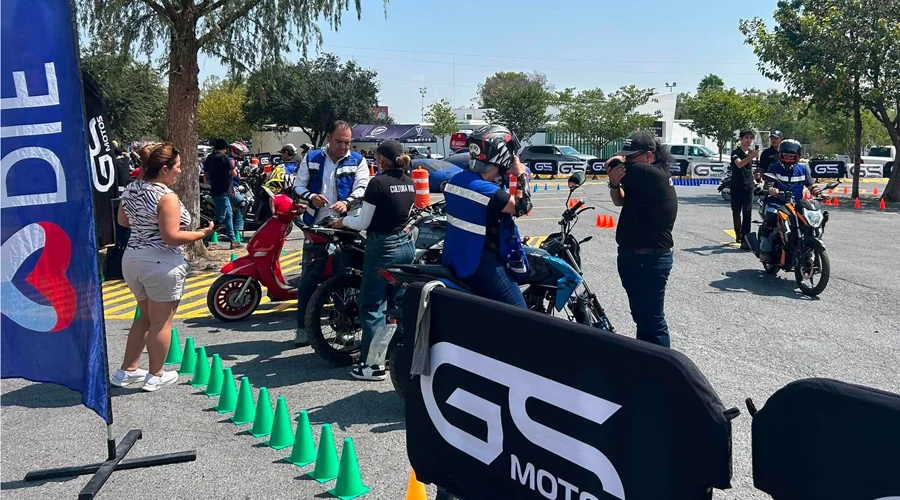 conduccion-de-moto-monterrey-curso Participantes en el curso gratuito de conducción de moto en Monterrey