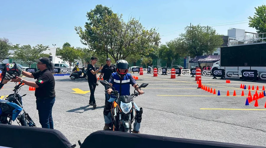 Llevan curso gratuito de conducción de moto en Monterrey 4 Participantes en el curso gratuito de conducción de moto en Monterrey