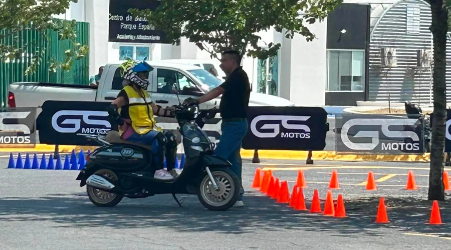 Llevan curso gratuito de conducción de moto en Monterrey 2 Participantes en el curso gratuito de conducción de moto en Monterrey