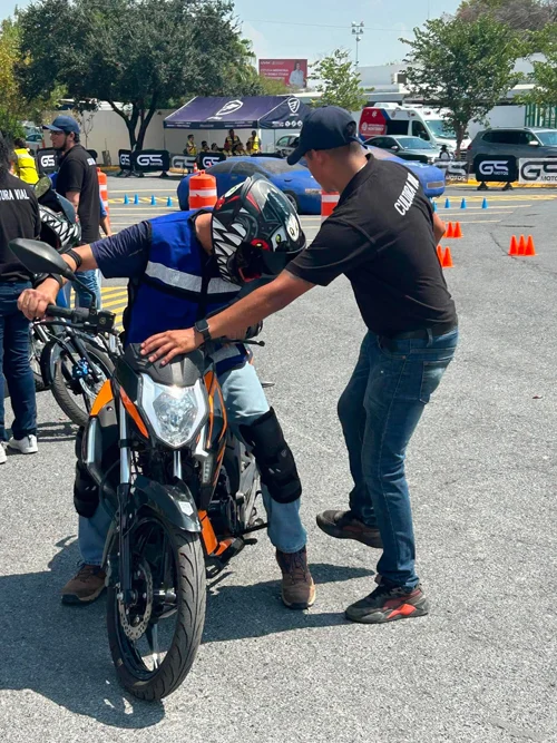 Llevan curso gratuito de conducción de moto en Monterrey 1 Participantes en el curso gratuito de conducción de moto en Monterrey