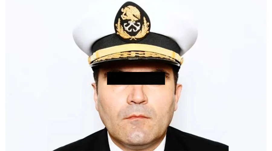 contralmirante-fernando-farias-custodia El contralmirante Fernando Farías Laguna bajo custodia mexicana tras su llegada de Argentina.