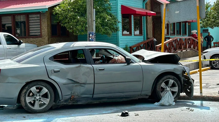 cuatro-lesionados-reynosa Cuerpos de emergencia atienden accidente vial que dejó cuatro lesionados en Reynosa.